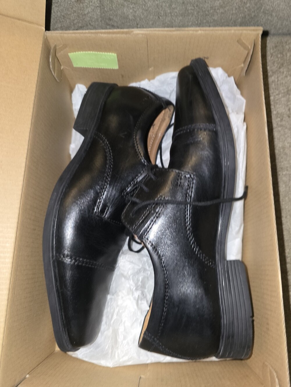LIKE NEW Clarks Men Dress Shoes In Box